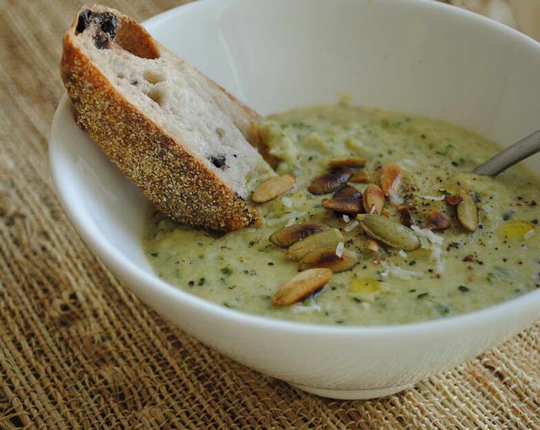 In the diet of people who want to eliminate parasites, puree soup with pumpkin seeds and garlic. 